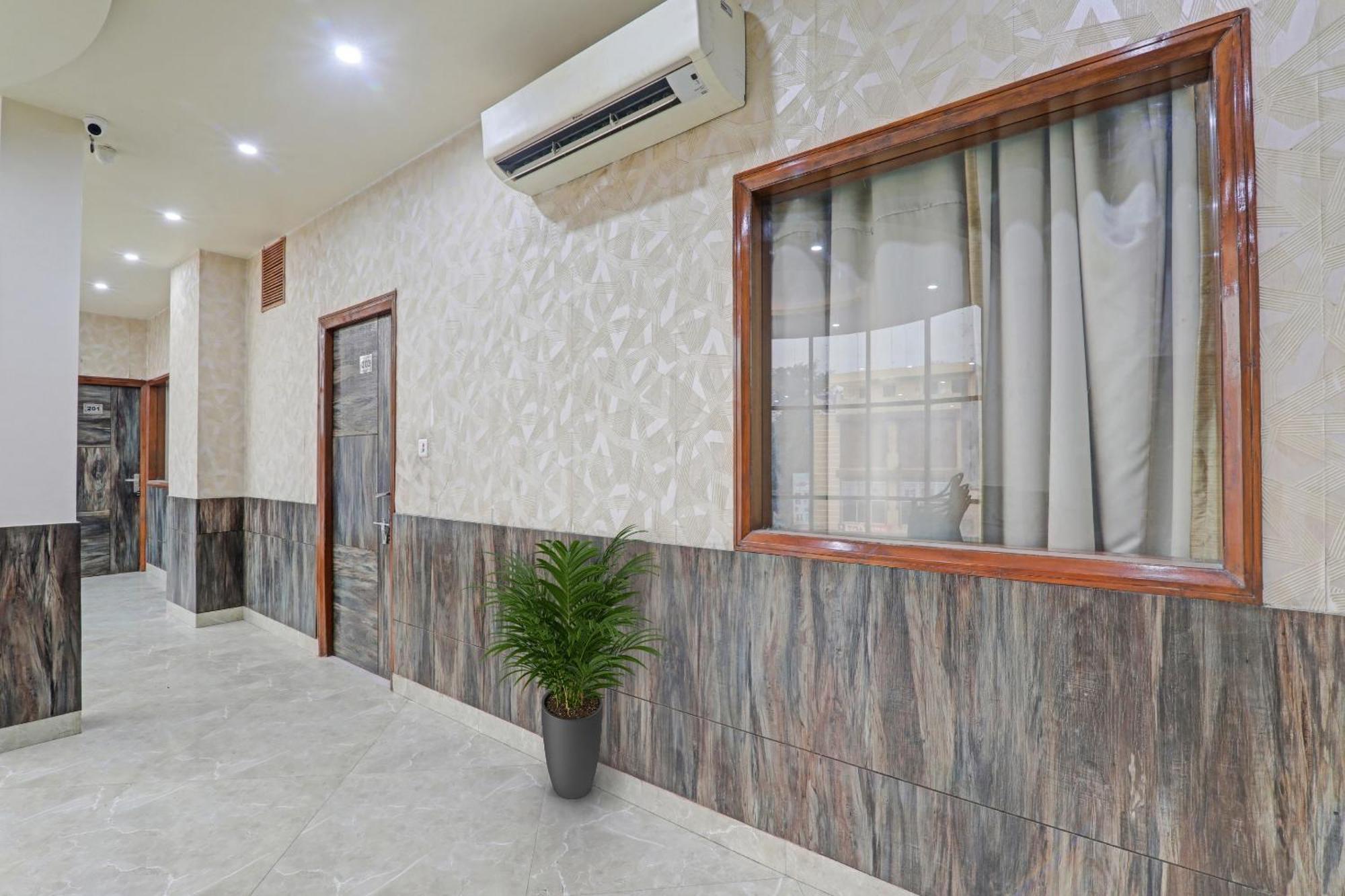 Townhouse 1150 Hotel Dayal Palace Chinhat ภายนอก รูปภาพ