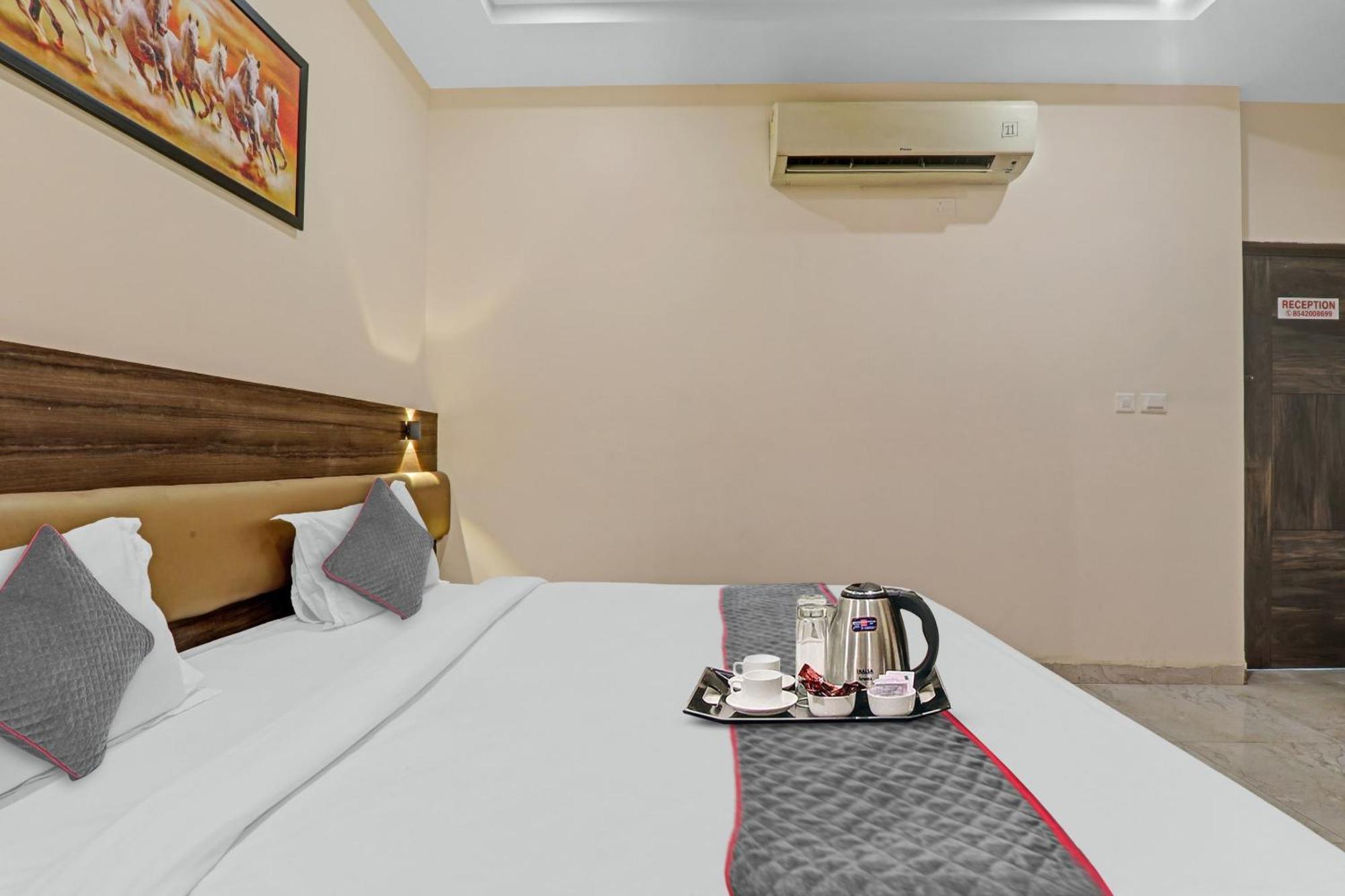 Townhouse 1150 Hotel Dayal Palace Chinhat ภายนอก รูปภาพ