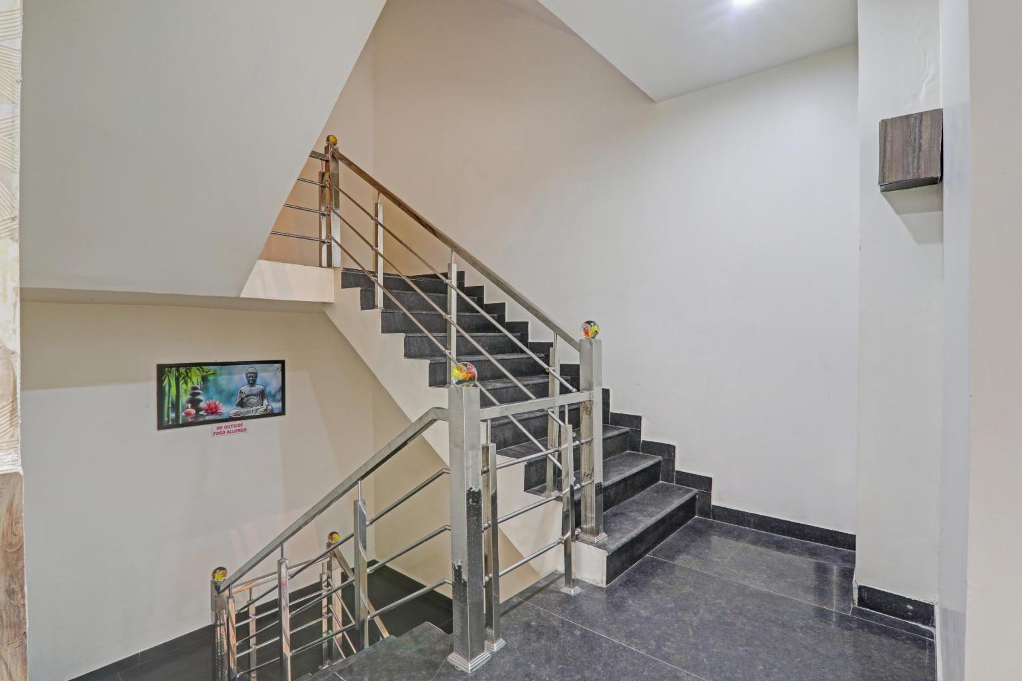 Townhouse 1150 Hotel Dayal Palace Chinhat ภายนอก รูปภาพ