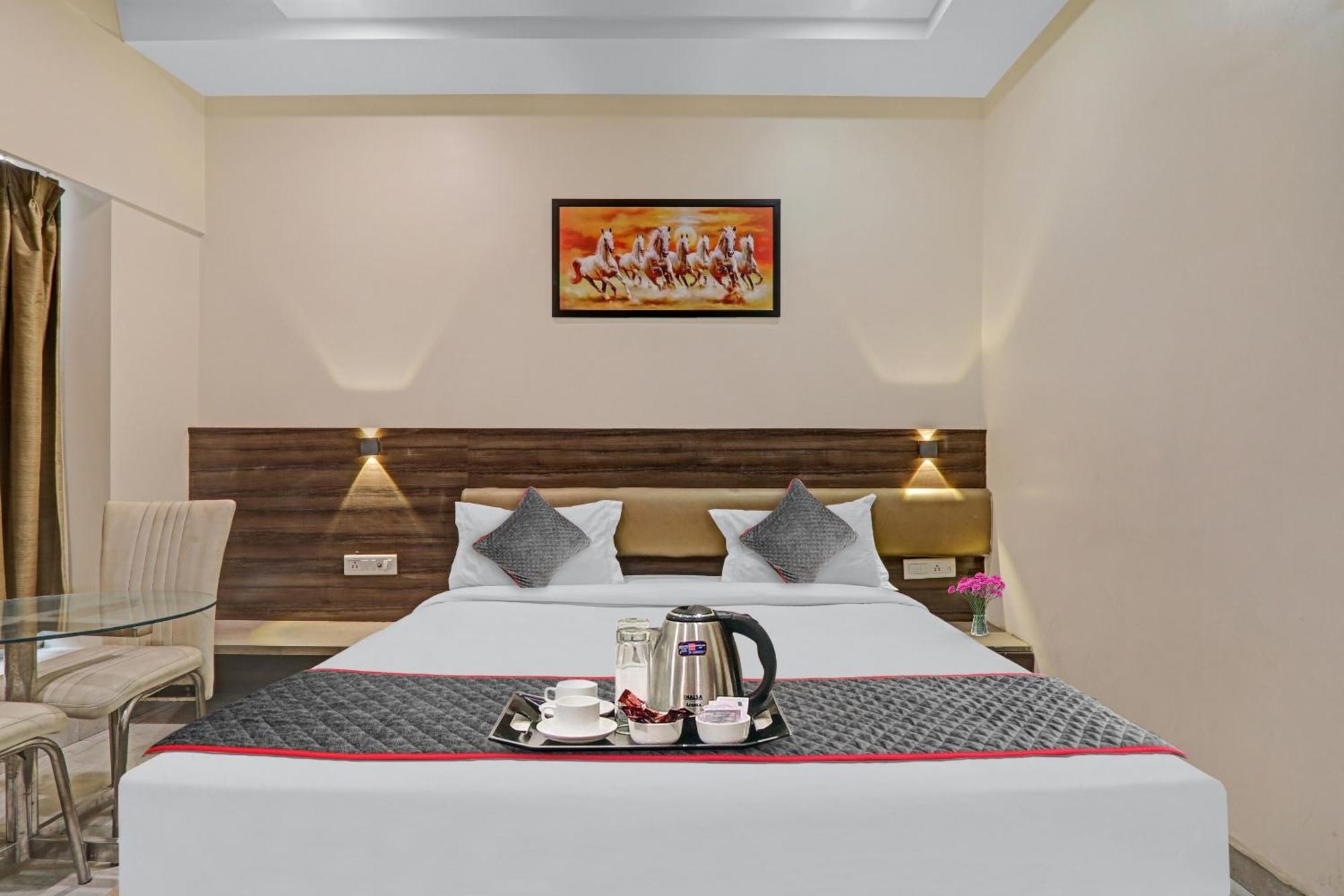 Townhouse 1150 Hotel Dayal Palace Chinhat ภายนอก รูปภาพ